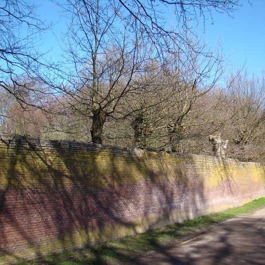Elswout: keermuren van het voorplein