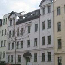 Mietshaus in geschlossener Bebauung mit Vorgarten Münchner Straße 4