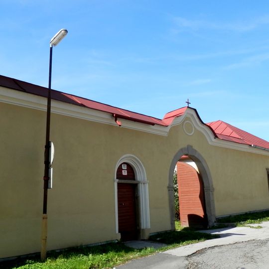 R. k. fara, múr ohradný s bránami