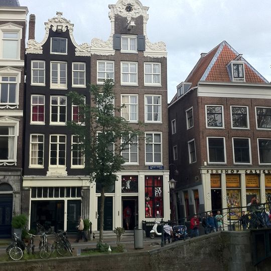 Hoekhuis met rijk versierde halsgevel