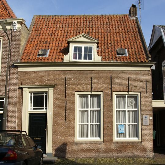 Eenvoudig woonhuis met nok evenwijdig aan de straat