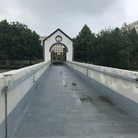 Footbridge over V hůrkách street