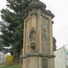 Výklenková kaplička s reliéfy