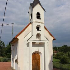 Kaple ve středu Strojetic