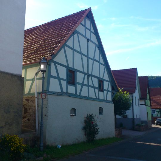 Erdgeschossiges gestelztes Fachwerkhaus