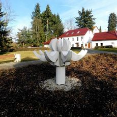 Plastika v parku ve Velkých Popovicích