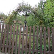 Kříž ve Vadčicích na zahradě u čp.15