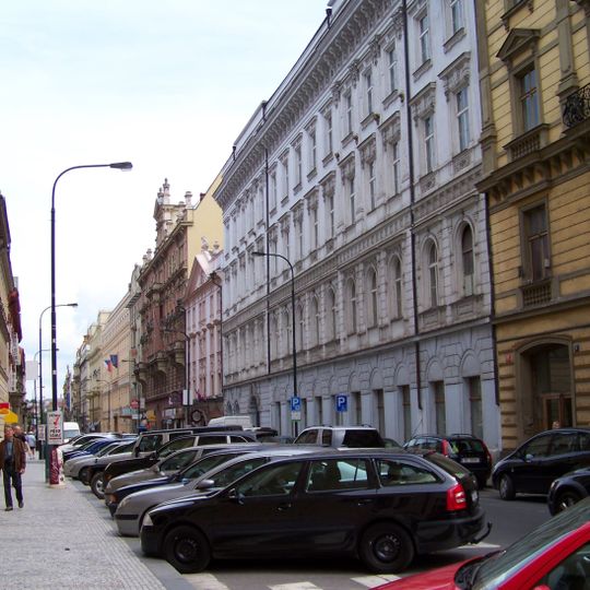 Činžovní dům U Nekmířských, U Destourů, Poust