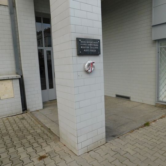 Pamětní deska Milušky Šulcové a Aloise Kally na domě Zelená 1570/14a v Dejvicích