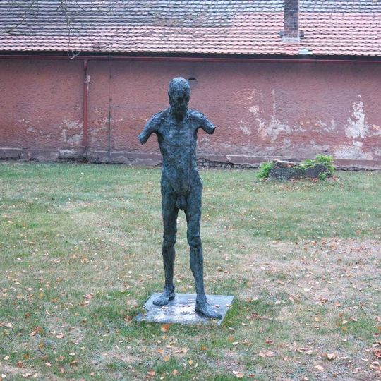 Socha Mučedník v parku před muzeem v Malé pevnosti Terezín
