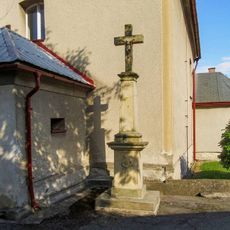 Kříž v Postřelmůvku před kaplí