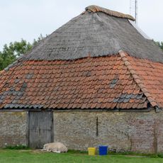 Fraai in landschap gelegen boet. Halve rieten kap