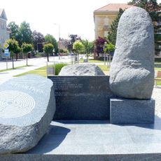 Pomník labyrintů na třídě Jana Švermy v Pečkách