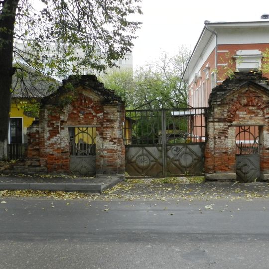 Ограда с решеткой и воротами