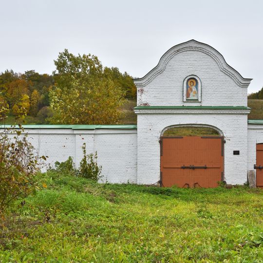 Восточные святые ворота и монастырская ограда с тремя башнями