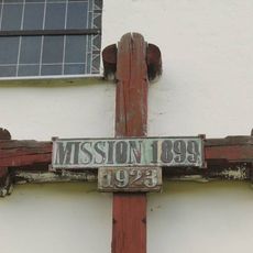 Kříž v Nových Losinách u kostela (2)