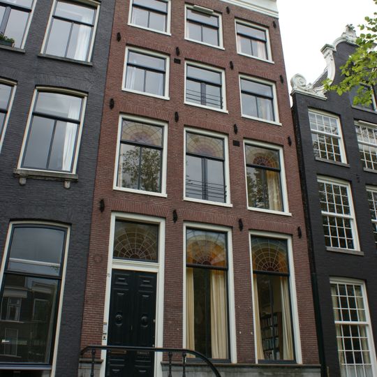 Pand met gevel onder rechte lijst