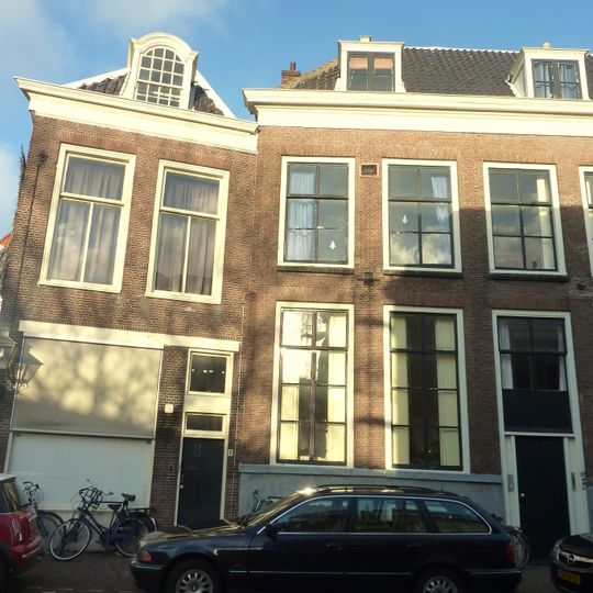 Pand onder zadeldak. Kroonlijst met in het fries panelen en gesneden Lodewijk XIV-consoles