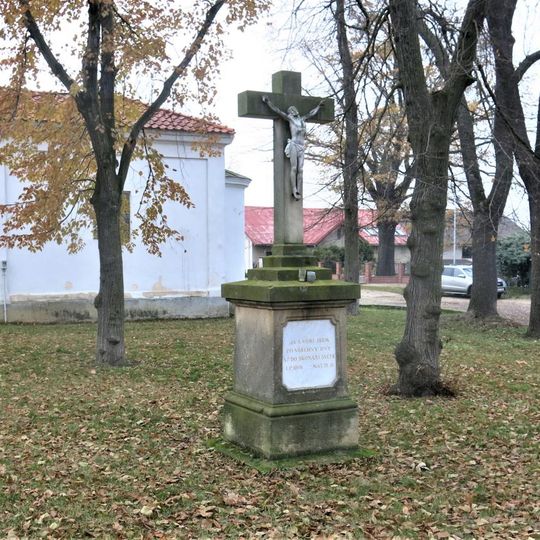 Kříž na návsi v Čachovicích