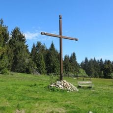 Kříž u rozcestí pod Královkou v Bedřichově