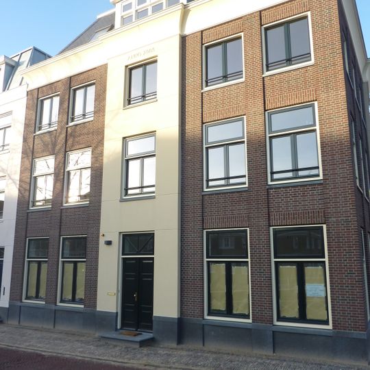 Pand met gevel met rechte kroonlijst. Hardstenen stoep en stoeppalen