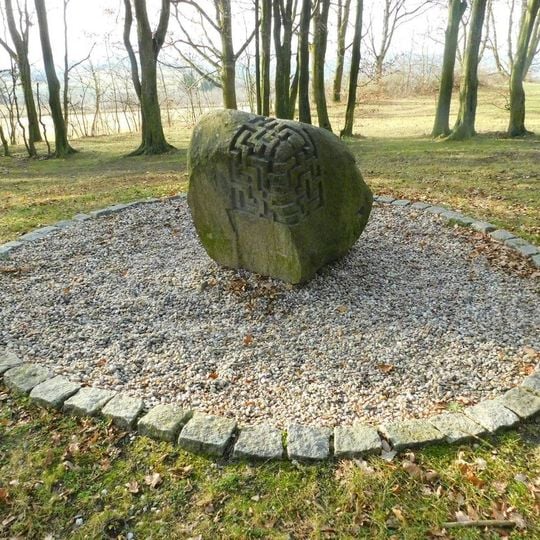 Kámen s labyrintem v areálu Astronomického ústavu v Ondřejově