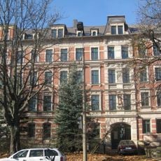 Mietshaus in geschlossener Bebauung mit Vorgarten und Einfriedung Straße der Nationen 105