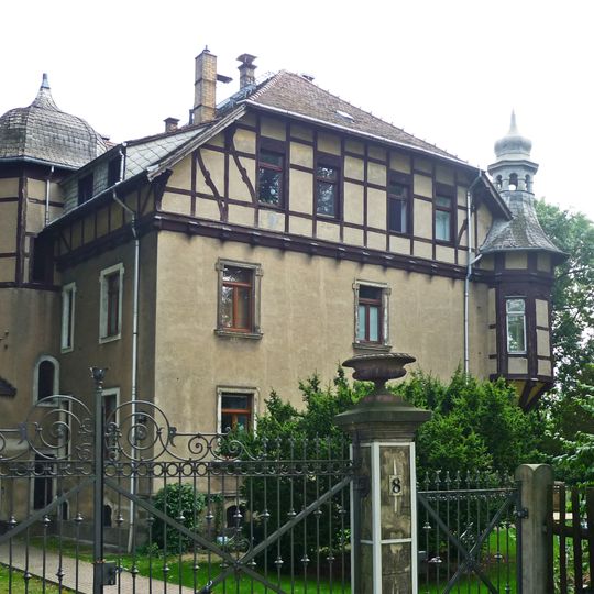 Villa mit Villengarten, darin Brunnen sowie 2 Hofeinfahrtspfeiler Mühlstraße 8