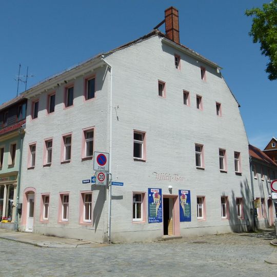 Wohnhaus in geschlossener Bebauung und Ecklage Bahnhofstraße 13
