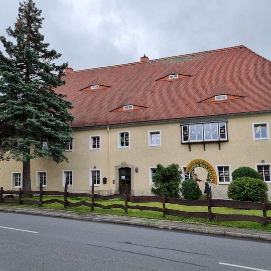 Schlossschänke; Wohnhaus und fränkischer Torbogen als Verbindung zwischen Wohnhaus Nr. 77 und Seitengebäude Nr. 75 Hauptstraße 77