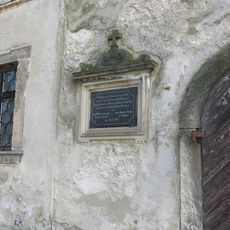 Pamětní deska padlých ve válce 1866 na kostele v Rochlici