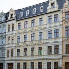 Mietshaus in geschlossener Bebauung mit Vorgarten Augustastraße 22
