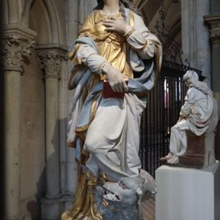 Statue de Sainte-Marguerite-d'Antioche en la cathédrale Saint-Julien du Mans
