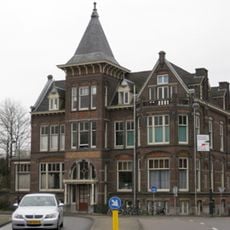 Op hoek van raamsingel en koninginneweg gelegen villa