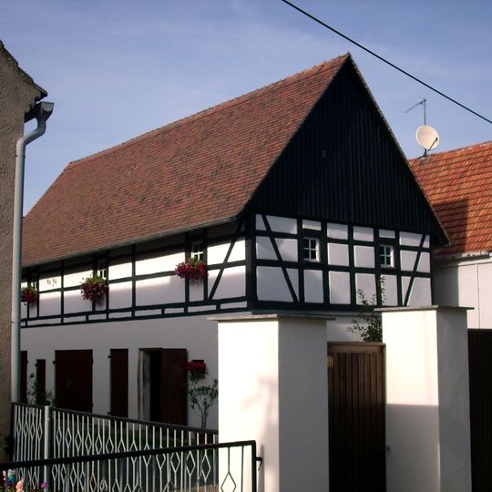 Seitengebäude eines Dreiseithofes und Taubenschlag in der Scheune Zum Wehr 11