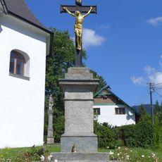 Dva litinové kříže s kamennými podstavci