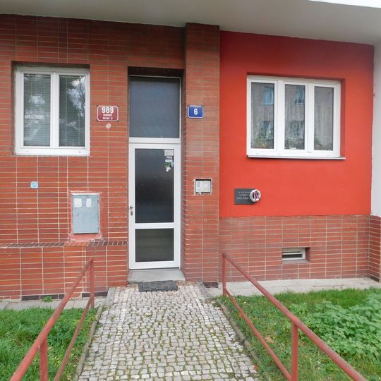 Pamětní deska Karla Šindeláře na domě Ve struhách 989/6 v Bubenči