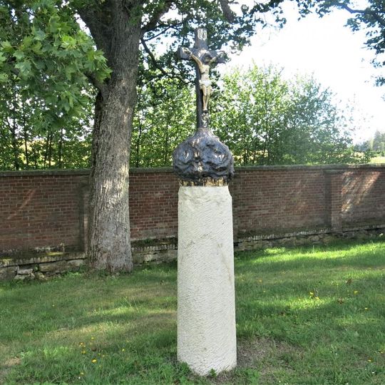 Sloup zastavení XII. na křížové cestě v parku kláštera v Teplé