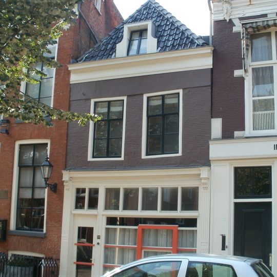 Smal pandje met verdieping onder zadeldak met voorschild