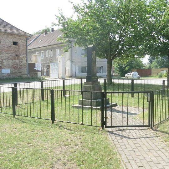 Pomník padlým v 1.světové válce na návsi ve Vliněvsi