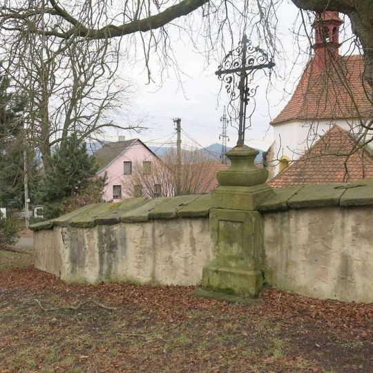 Kříž u kostela v Žežicích