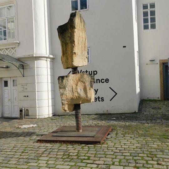 Plastika na nádvoří Sovových mlýnů na Kampě