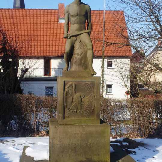 Denkmal für die Gefallenen des Ersten Weltkrieges, umgeben von steinern eingefasster Grünfläche Großerkmannsdorfer Straße