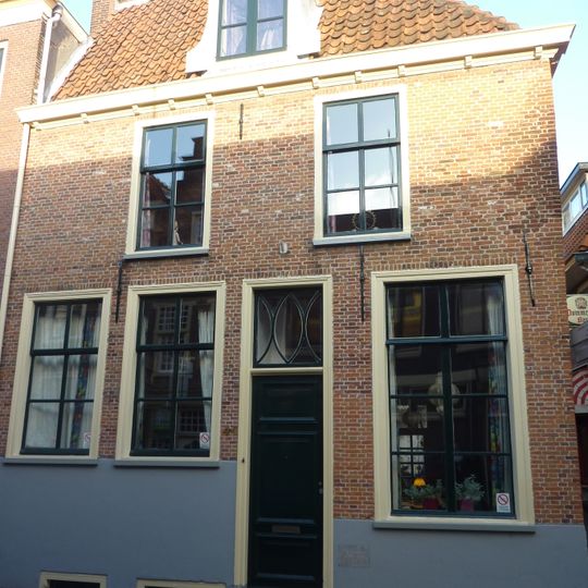 Hoekpand Wolsteeg. Gevel met rechte kroonlijst