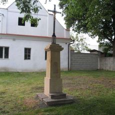 Kříž v Seči u kostela