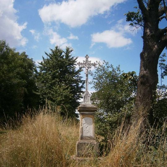 Kříž východně od Milovic