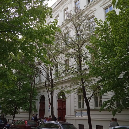 School building at Belgická 29
