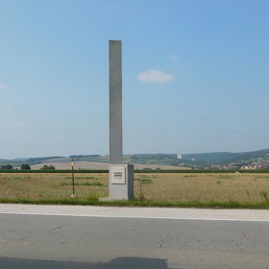 Pomník závodníka Bedřicha Soffera u silnice jihovýchodně od Tvarožné