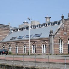 Pompstationgebouw met machinekamer en ketelhuis