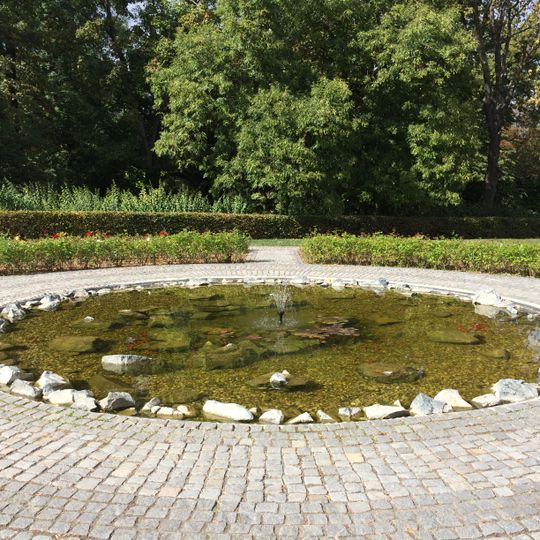 Jezírko s vodotryskem v Čakovickém zámeckém parku